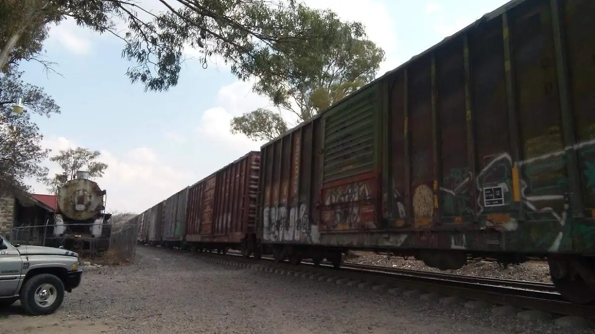 A bordo de los vagones del tren de carga que cruza por Tequisquiapan viajan ni_os y